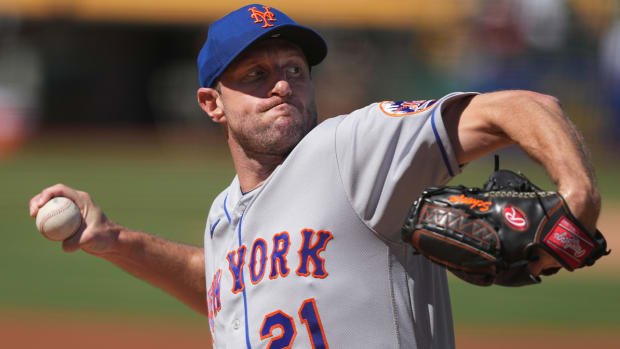 Sep 25, 2022; Oakland, California, USA; New York Mets starting pitcher Max Scherzer (21) warms up before the game against the Oakland Athletics at RingCentral Coliseum.